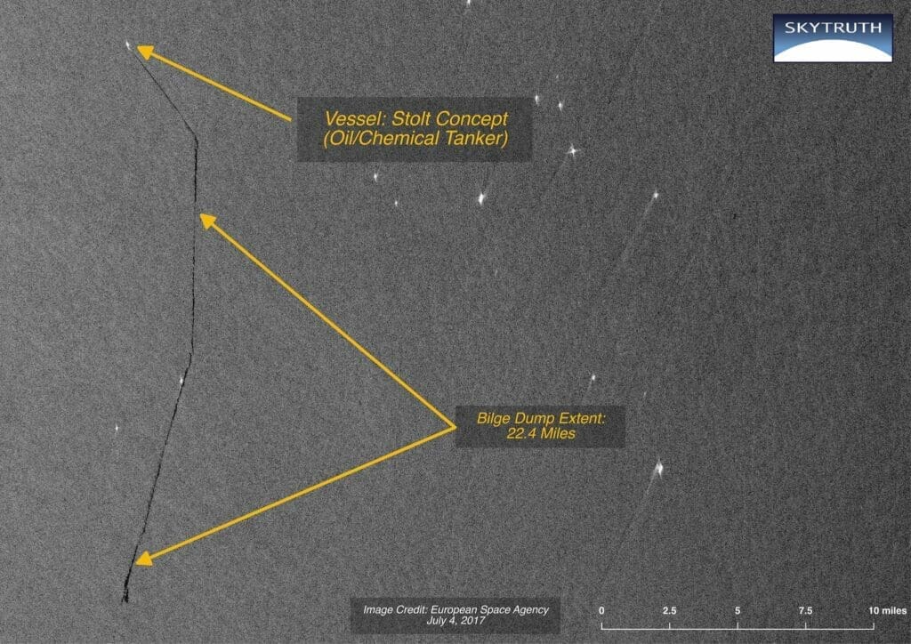 A satellite image from SkyTruth, on which oil traces of a tanker can be seen, which were caused by bilge dumping.