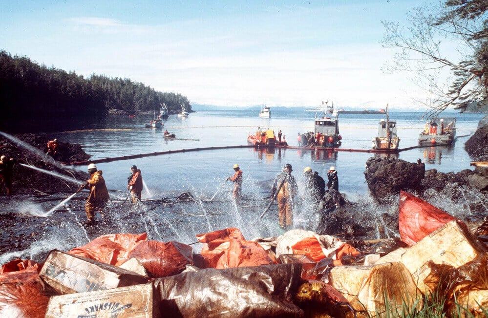 Clean up after Exxon Valdez oil spill catastrophe