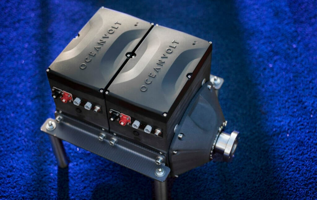 The electric propulsion system Oceanvolt AXC20 in front of a blue background